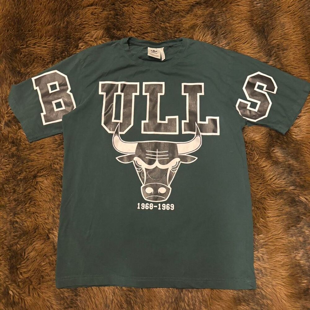 Dark Green Adidas Chicago Bulls t-shirt w/ oversized graphic 1968-1969 Men’s XL